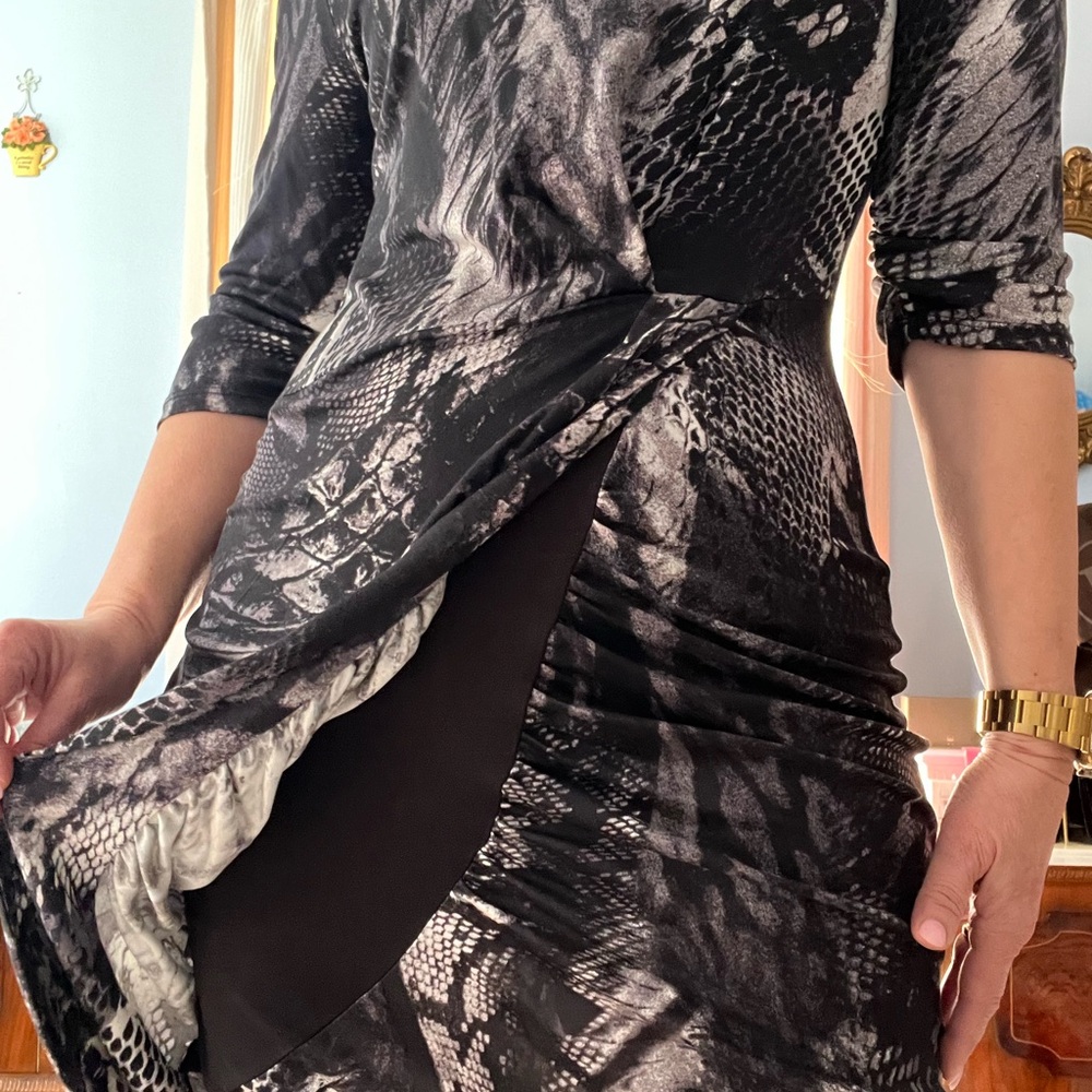 Le chateau form fitting dress - Picture 12 of 13